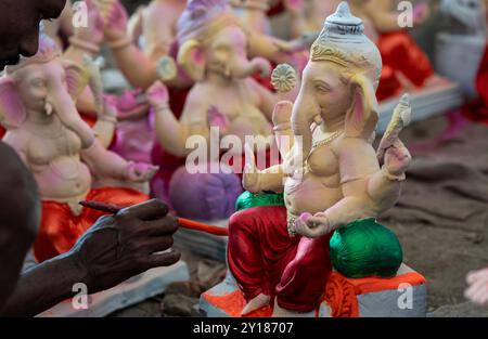 Ein Handwerker ziert ein Idol der elefantenköpfigen hinduistischen Gottheit Ganesha in einem Workshop vor dem Ganesh Chaturthi Festival am 5. September 2024 in Guwahati, Assam, Indien. Quelle: David Talukdar/Alamy Live News Stockfoto