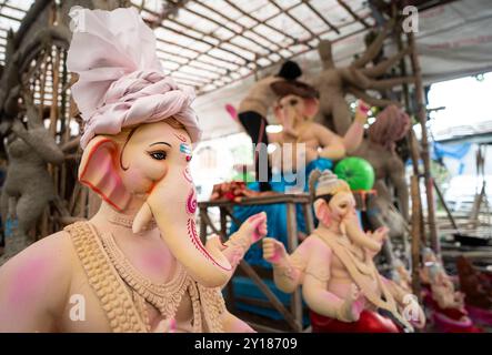 Ein Handwerker ziert ein Idol der elefantenköpfigen hinduistischen Gottheit Ganesha in einem Workshop vor dem Ganesh Chaturthi Festival am 5. September 2024 in Guwahati, Assam, Indien. Quelle: David Talukdar/Alamy Live News Stockfoto