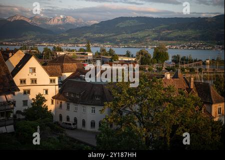 Rapperswil bei Sonnenuntergang. Die Stadt der Schweiz. Süße Stadt in den Schweizer Alpen Stockfoto