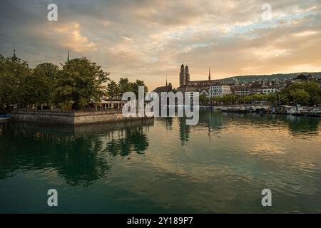 03-09-2024 Zürich, Schweiz. Touristische Altstadt bei Sonnenaufgang. Sommeranbruch, berühmte Kathedralen entlang der Limmat-Promenade, dramatische Wolken Stockfoto