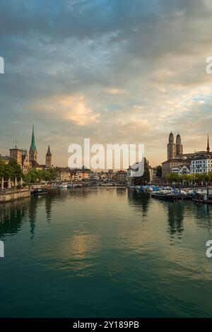 03-09-2024 Zürich, Schweiz. Touristische Altstadt bei Sonnenaufgang. Sommeranbruch, berühmte Kathedralen entlang der Limmat-Promenade, dramatische Wolken Stockfoto