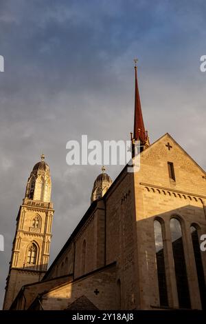 03-09-2024 Zürich, Schweiz. Flacher Blick auf die Glockentürme der Grossmunster Kirche an einem Frühsommermorgen, keine Leute. Stockfoto