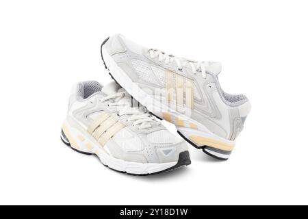 Chisinau, Moldau - 30. August 2024: Adidas Response CL Crystal White. Adidas laufen Turnschuhe isoliert auf weißem Hintergrund. Mit Beschneidungspfad Stockfoto