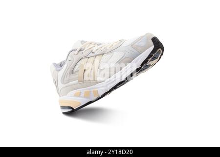 Chisinau, Moldau - 30. August 2024: Adidas Response CL Crystal White. Adidas laufen Turnschuhe isoliert auf weißem Hintergrund. Mit Beschneidungspfad Stockfoto