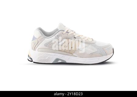 Chisinau, Moldau - 30. August 2024: Adidas Response CL Crystal White. Adidas laufen Turnschuhe isoliert auf weißem Hintergrund. Mit Beschneidungspfad Stockfoto