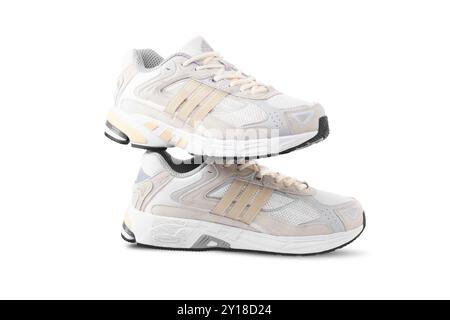 Chisinau, Moldau - 30. August 2024: Adidas Response CL Crystal White. Adidas laufen Turnschuhe isoliert auf weißem Hintergrund. Mit Beschneidungspfad Stockfoto