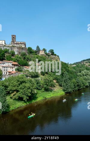 Kanufahrten am Fuße des Dorfes Chilhac entlang des Flusses Allier in Haute-Loire, Auvergne-Rhône-Alpes, Frankreich Stockfoto