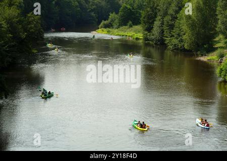 Kanufahrten auf der Allier in Chilhac, Haute-Loire, mit einer beliebten Outdoor-Aktivität in Auvergne-Rhône-Alpes, Frankreich Stockfoto