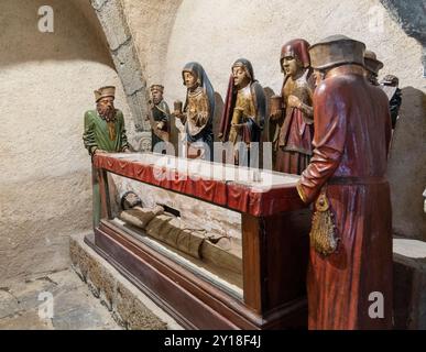 Lebensgroße polychrome Holzverschraubung im Eglise Saint-roch in Aubazat, Haute-Loire, Haut Allier, Auvergne-Rhone-Alpes, Frankreich Stockfoto