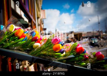 Amsterdam, Niederlande. März 2019 . Hölzerne Souvenirblumen im Stadtzentrum Stockfoto