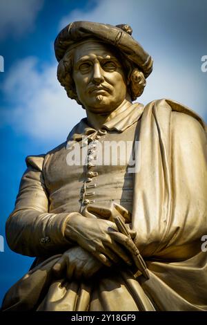 Amsterdam, Niederlande. September 2020. Statue des niederländischen Malers Rembrandt auf der Rembrandtebene im sonnigen Licht Stockfoto