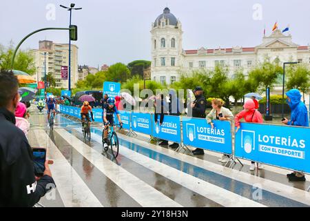 Radfahrer, die in der 17. Etappe der Vuelta de Espana im Regen in der Plaza de Italia Santander Cantabria Spanien Europa am 4. September 2024 antreten Stockfoto