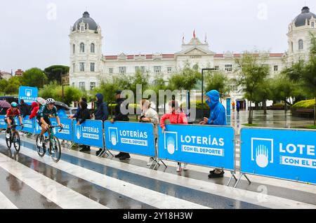 Radfahrer, die in der 17. Etappe der Vuelta de Espana im Regen in der Plaza de Italia Santander Cantabria Spanien Europa am 4. September 2024 antreten Stockfoto