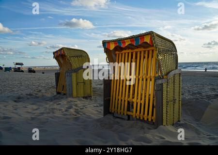 Egmond aan Zee, Niederlande. 20. August 2018. Leere Liegen am Nordseestrand Stockfoto