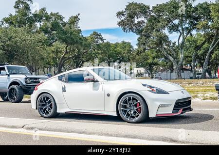 Gulfport, MS - 07. Oktober 2023: Weitwinkelansicht eines Nissan 370Z Nismo Coupés von 2015 auf einer lokalen Autoshow. Stockfoto