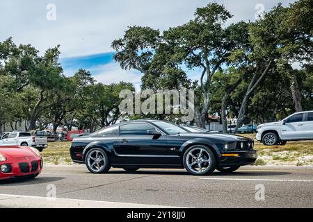 Gulfport, MS - 07. Oktober 2023: Weitwinkel-Seitenansicht eines Ford Mustang GT Premium Coupés aus dem Jahr 2007 auf einer lokalen Automobilausstellung. Stockfoto