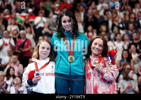 Großbritannien Iona Winnifrith (links), Mariia Pavlovaand, die neutrale Paralympische Athletin und Tess Routliffe (rechts) posieren für ein Foto während der Para Schwimmen Frauen 100 m Brustschlag SB7 Medal Zeremonie in der Paris La Defense Arena am 8. Tag der Paralympischen Sommerspiele 2024. Bilddatum: Donnerstag, 5. September 2024. Stockfoto