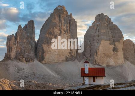 Kleine Kapelle und Tre Cime Di Lavaredo Gipfel. Abendszene bei Sonnenuntergang der Dolomiten, Italien, Europa. Stockfoto