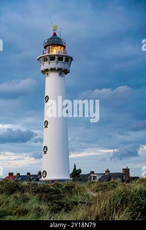 Egmond aan Zee, Niederlande. September 2020. Leuchtturm van Speijk, Wahrzeichen der Stadt. Stockfoto