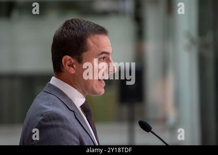 Madrid, Spanien. September 2024. . Juan Lobato, Generalsekretär der Sozialistischen Arbeiterpartei Spaniens der Gemeinschaft Madrid und Sprecher der Sozialistischen Parlamentarischen Fraktion in der Versammlung von Madrid heute Nachmittag am Sitz der Präsidentschaft der Gemeinschaft Madrid. D. Canales Carvajal/Alamy Live News - Bild Stockfoto