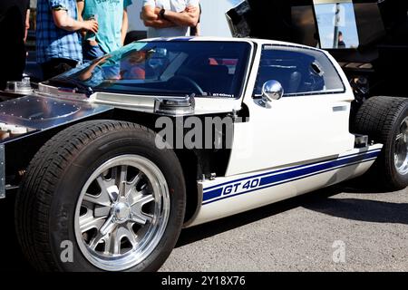 Umea, Norrland Schweden - 29. Juni 2024: Offene Motorhaube eines Ford GT bei Motor Meet Stockfoto