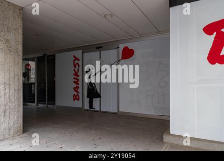 Ein Bild der Banksy-Ausstellung in Ljubljana von außen gesehen. Stockfoto