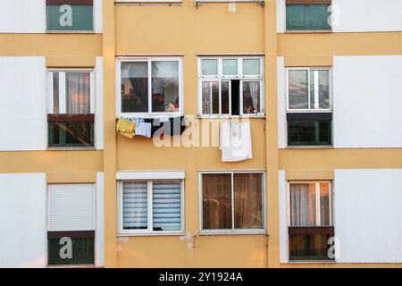Kleidung trocknet auf dem Balkon eines Wohnhauses in der Stadt Stockfoto