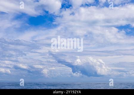 Dramatischer und landschaftlicher Wolkenhimmel über der Moreton Bay an der australischen Ostküste Stockfoto