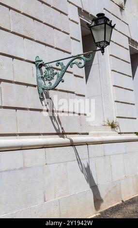 Blick auf die alte Straßenlaterne am Palacio da Ajuda (Ajuda-Palast) in Lissabon, Portugal Stockfoto