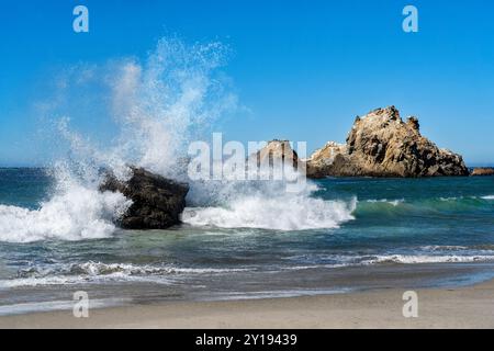 Zerklüftete Felsen an einem Küstenstrand im Pfeiffer Big Sur State Park in Kalifornien Stockfoto