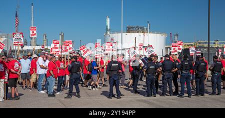 Detroit, Michigan, USA. September 2024. Mitglieder der Teamsters Union sind am zweiten Tag eines Streiks gegen die Raffinerie Marathon Petroleum. Die union arbeitet seit Januar ohne Vertrag. Die Hauptprobleme sind eine Lohnerhöhung, die der Inflation der letzten vier Jahre entspricht, und die Erhaltung der Leistungen. Marathon hat Ersatzarbeiter ins Leben gerufen, um die Raffinerie am Laufen zu halten. Quelle: Jim West/Alamy Live News Stockfoto