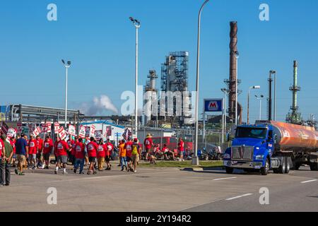 Detroit, Michigan, USA. September 2024. Ein LKW wartet auf die Polizei, die ihn durch die Streiklinie begleitet, während Mitglieder der Teamsters Union am zweiten Tag eines Streiks gegen die Raffinerie Marathon Petroleum sind. Die union arbeitet seit Januar ohne Vertrag. Die Hauptprobleme sind eine Lohnerhöhung, die der Inflation der letzten vier Jahre entspricht, und die Erhaltung der Leistungen. Marathon hat Ersatzarbeiter ins Leben gerufen, um die Raffinerie am Laufen zu halten. Quelle: Jim West/Alamy Live News Stockfoto