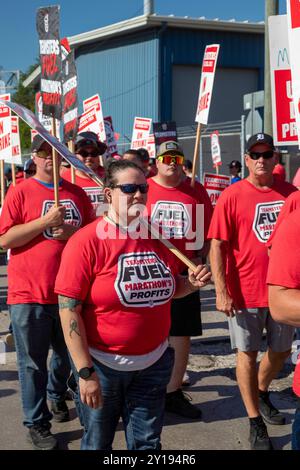 Detroit, Michigan, USA. September 2024. Mitglieder der Teamsters Union sind am zweiten Tag eines Streiks gegen die Raffinerie Marathon Petroleum. Die union arbeitet seit Januar ohne Vertrag. Die Hauptprobleme sind eine Lohnerhöhung, die der Inflation der letzten vier Jahre entspricht, und die Erhaltung der Leistungen. Marathon hat Ersatzarbeiter ins Leben gerufen, um die Raffinerie am Laufen zu halten. Quelle: Jim West/Alamy Live News Stockfoto