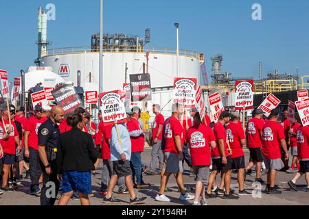 Detroit, Michigan, USA. September 2024. Mitglieder der Teamsters Union sind am zweiten Tag eines Streiks gegen die Raffinerie Marathon Petroleum. Die union arbeitet seit Januar ohne Vertrag. Die Hauptprobleme sind eine Lohnerhöhung, die der Inflation der letzten vier Jahre entspricht, und die Erhaltung der Leistungen. Marathon hat Ersatzarbeiter ins Leben gerufen, um die Raffinerie am Laufen zu halten. Quelle: Jim West/Alamy Live News Stockfoto