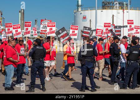 Detroit, Michigan, USA. September 2024. Mitglieder der Teamsters Union sind am zweiten Tag eines Streiks gegen die Raffinerie Marathon Petroleum. Die union arbeitet seit Januar ohne Vertrag. Die Hauptprobleme sind eine Lohnerhöhung, die der Inflation der letzten vier Jahre entspricht, und die Erhaltung der Leistungen. Marathon hat Ersatzarbeiter ins Leben gerufen, um die Raffinerie am Laufen zu halten. Quelle: Jim West/Alamy Live News Stockfoto