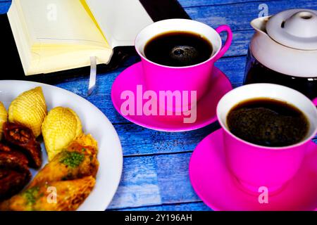 Osttürkische, aserbaidschanische Süßigkeiten Baklava und eine Tasse Kaffee auf dem blauen Holztisch Stockfoto