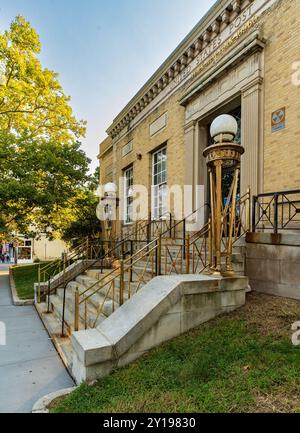 Nyack, NY - USA - 5. September 2024 das im neoklassizistischen Stil gestaltete United States Post Office of Nyack ist ein einstöckiges Gebäude aus bunten Ziegeln in flämischer Anleihe Stockfoto