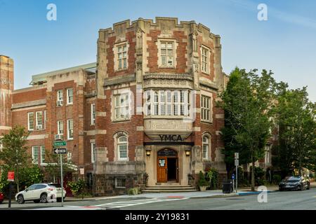 Nyack, NY - USA - 5. September 2024 das imposante Stein- und Ziegelgebäude der Rockland County YMCA Main Facility, an der Ecke Remsen Street und South Stockfoto