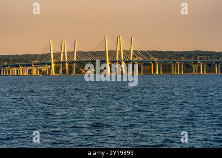 Nyack, NY - US - 5. September 2024 die Tappan Zee Bridge, ein Kabelbauwerk mit hohen weißen Pylonen und kreuzenden Kabeln, die den Hudson R überspannt Stockfoto