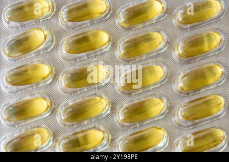 Vitaminen Omega-3-Öl in Kapseln in silberglänzender Verpackung. Stockfoto