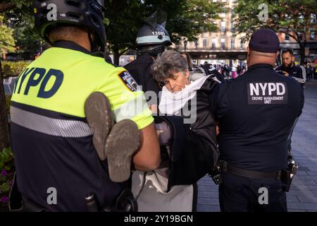 New York, Usa. September 2024. NEW YORK, NEW YORK - 5. SEPTEMBER: Ein verhafteter Klimaaktivist, der als Orcas-Wal verkleidet ist, wird von der Polizei während eines gewaltfreien Protests gegen zivilen Ungehorsam vor dem Hauptquartier der Citigroup am 5. September 2024 in New York City weggebracht. Der historische „Summer of Heat“ an der Wall Street hat mittlerweile über 600 Verhaftungen erreicht, und über 5.000 Menschen haben sich an der Kampagne zur Beendigung der Finanzierung fossiler Brennstoffe durch die Wall Street beteiligt. (Foto: Michael Nigro/SIPA USA) Credit: SIPA USA/Alamy Live News Stockfoto