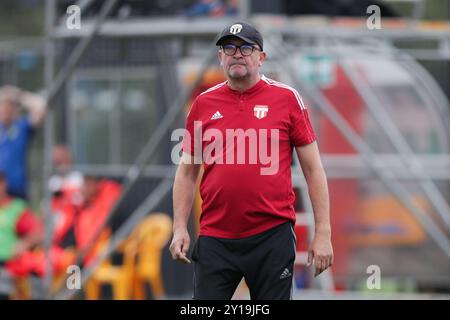 Krakau, Polen. September 2024. Trainer Marcin Sasal von Pogon Grodzisk Mazowiecki, der während des Fußballspiels der polnischen Betclic 2 League 2024/2025 zwischen Wieczysta Krakau und Pogon Grodzisk Mazowiecki im Wieczysta Stadion zu sehen war. Endergebnis: Wieczysta Krakau 1:1 Pogon Grodzisk Mazowiecki. (Foto: Grzegorz Wajda/SOPA Images/SIPA USA) Credit: SIPA USA/Alamy Live News Stockfoto