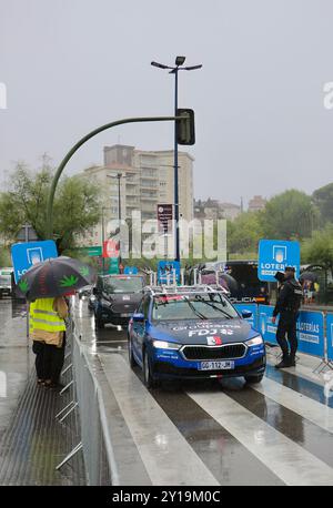 Groupama - FDJ-Begleitfahrzeug vorbei an der Plaza Italia bei strömendem Regen 17. Etappe Vuelta de Espana Santander Cantabria Spanien Europa 4. September 2024 Stockfoto