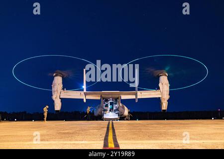 Die U.S. Marines Tiltrotor MV-22 Osprey Transportflugzeuge mit der Marine Medium Tiltrotor Squadron 268 (verstärkt) führen eine Inspektion vor dem Flug an einem MV-22B Osprey durch, um sich auf einen nächtlichen Luftangriff vorzubereiten Stockfoto