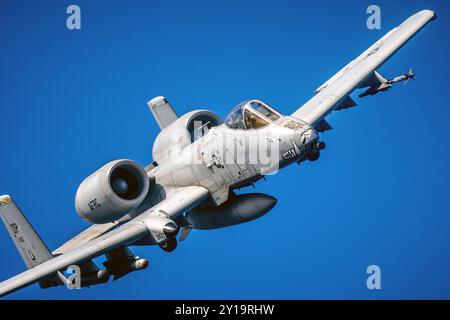 Ein U.S. A-10C Thunderbolt II im Flug, Ein U.S. Air Force A-10 Thunderbolt II, ein einsitziges, zweiflügeliges Unterschallflugzeug, das von Fairchild Republic für die United States Air Force (USAF) entwickelt wurde. Stockfoto