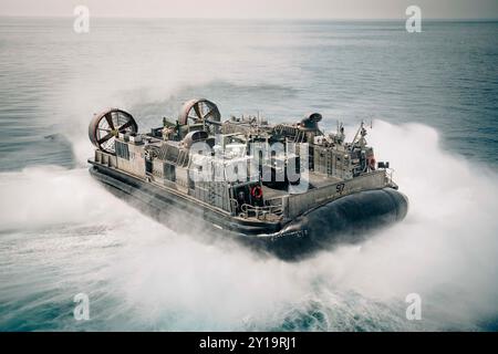 Luftkissen (LCAC) 57 der US Navy transportiert Personal und Ausrüstung an Land Stockfoto