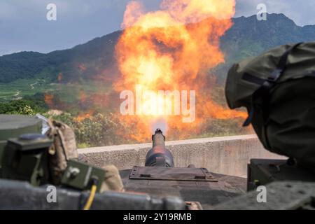 Ein M1A2 SEP v2 Abrams Kampfpanzer feuert während einer Live-Feuerübung auf ein Ziel ab Stockfoto