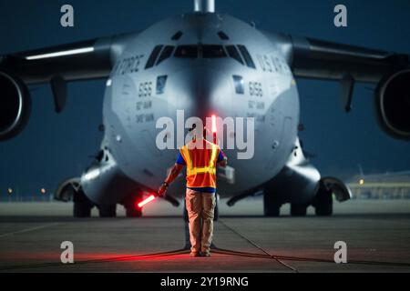 Ein C-17 Globemaster III der US-Luftwaffe trifft an einem unbekannten Ort ein Stockfoto