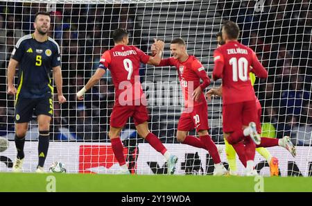 Polens Sebastian Szymanski (Mitte) feiert das Eröffnungstor während des Spiels der UEFA Nations League, Gruppe A1, im Hampden Park, Glasgow. Bilddatum: Donnerstag, 5. September 2024. Stockfoto
