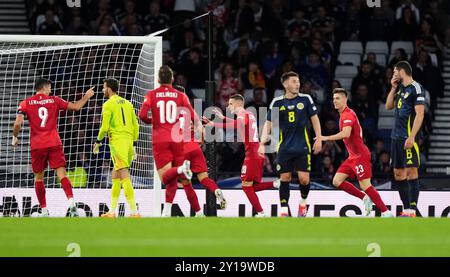 Polens Sebastian Szymanski feiert (Mitte) das Eröffnungstor während des Spiels der UEFA Nations League, Gruppe A1, im Hampden Park, Glasgow. Bilddatum: Donnerstag, 5. September 2024. Stockfoto